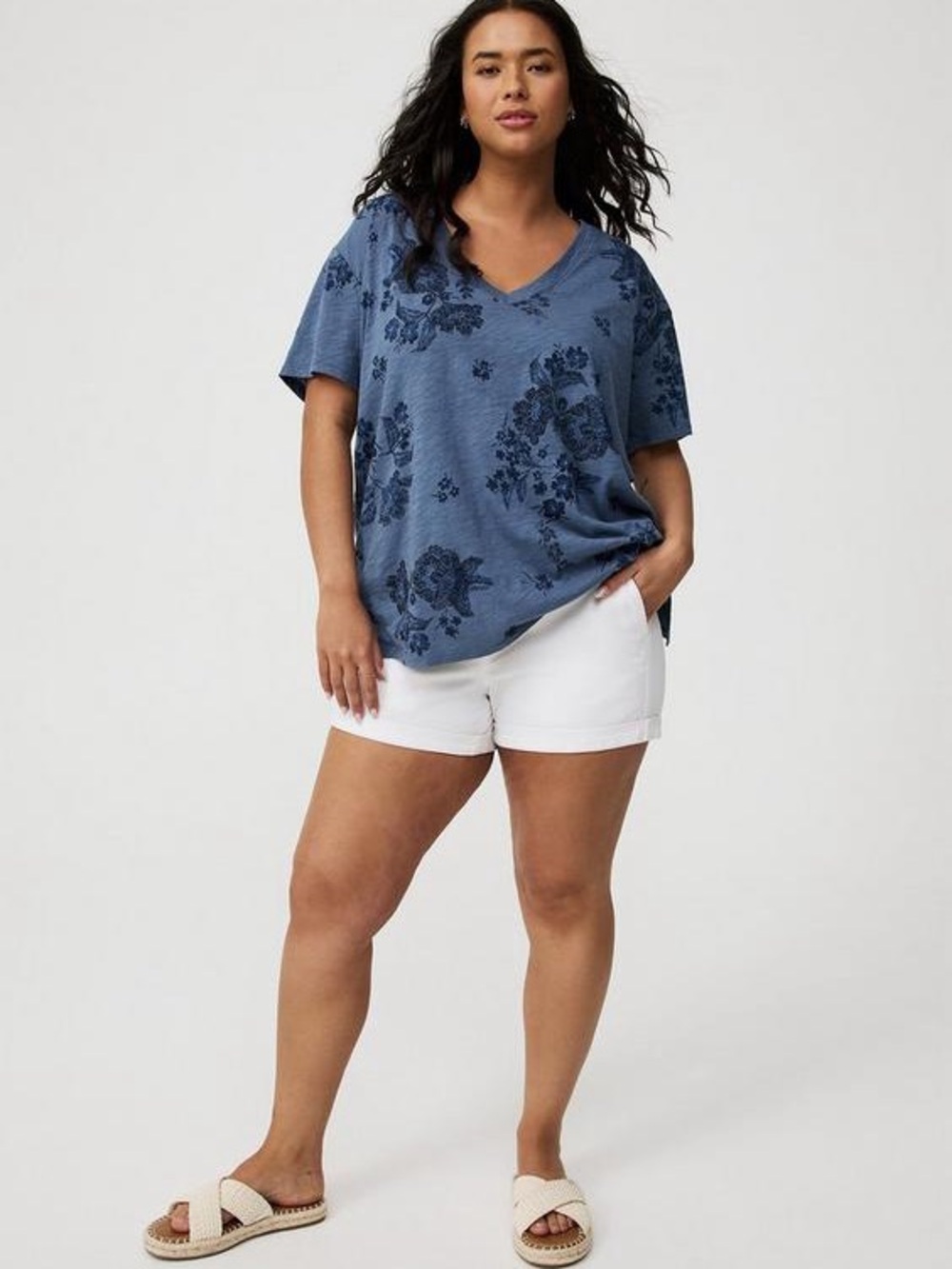 Torrid China Blue Floral Heritage Slub Relaxed V-Neck Tee | Size 2X (18-20) - Picture 2 of 11